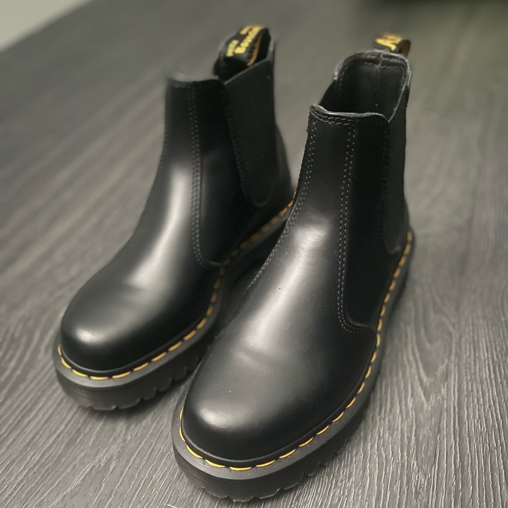 Dr. Martens 2976 bex smooth leather Chelsea boots. Size 7